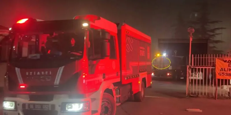 Ankara'da Fabrika Yangını! Konveyör Bantlar Alev Alev