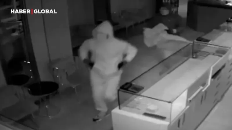 Ankara’da kuyumcudan 7 kilo altını rahat bir şekilde böyle çaldılar