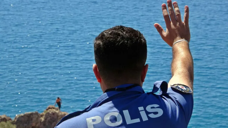 Antalya'da Falez Faciası! Polis Son Anda Engelledi