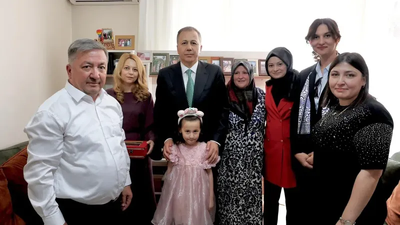 Bakan Yerlikaya'dan şehit ailesine ziyaret