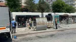 Eskişehir’de otobüs tramvay durağına çarptı: 2 yaralı, seferler aksadı