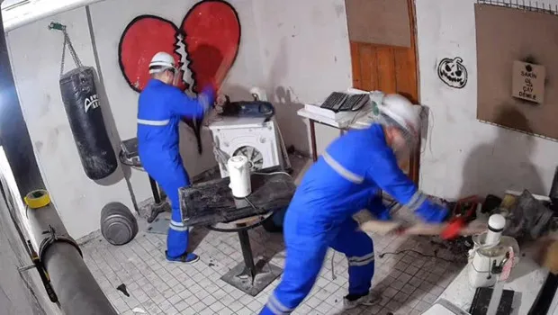 Eskişehir’de stres evine yoğun ilgi! Streslerini eşya kırarak atıyorlar