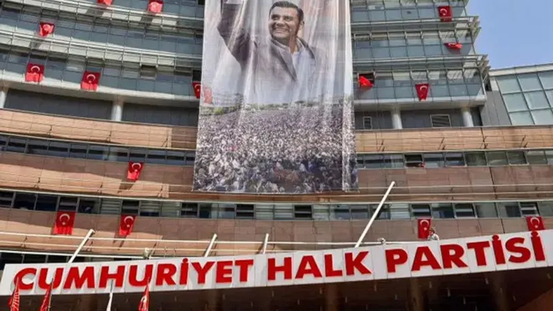 Ferdi Zeyrek’in fotoğrafı CHP Genel Merkezi'ne asıldı
