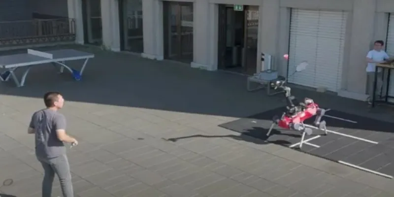 İnsanlara karşı badminton oynayan robot fırtına gibi