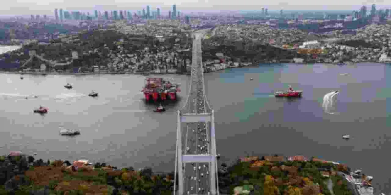 İstanbul Boğazı'nda gemi trafiği çift yönlü askıya alındı