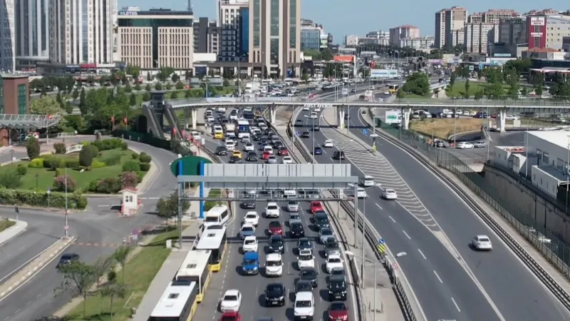 İstanbul'da bayram tatili yoğunluğu başladı, bazı yollarda trafik durma noktasına geldi