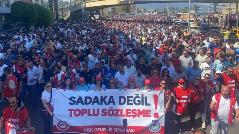 İzmir'de hayat durdu: İşçilerin grevi tüm kenti etkiledi!