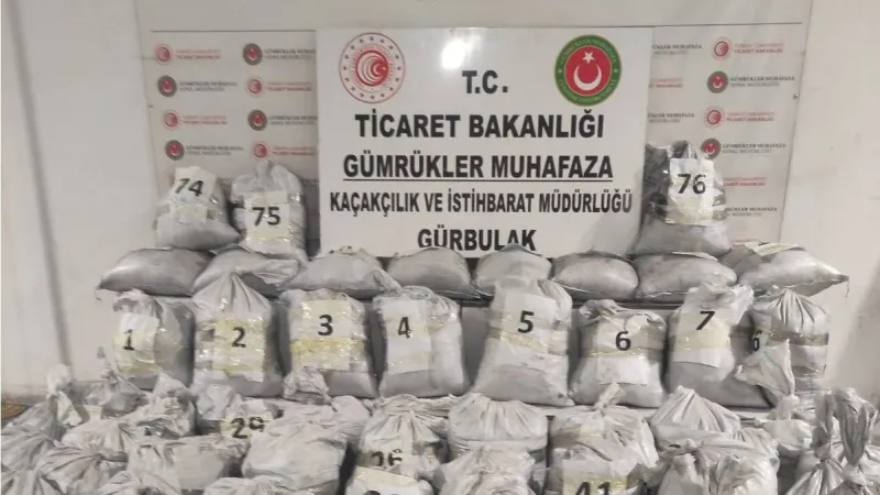 Kömüre emdirilmiş, 1 ton 870 kilogram metamfetamin ele geçirildi