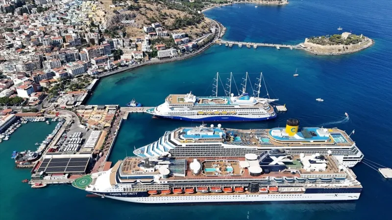 Kuşadası'nda Rekor! 6 Bin Turistle Yaz Şenliği Başladı!
