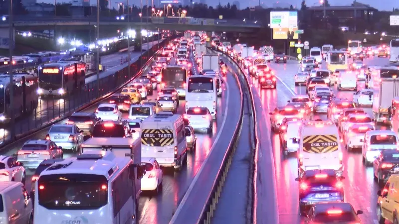 Mega kent haftaya yoğun trafikle başladı
