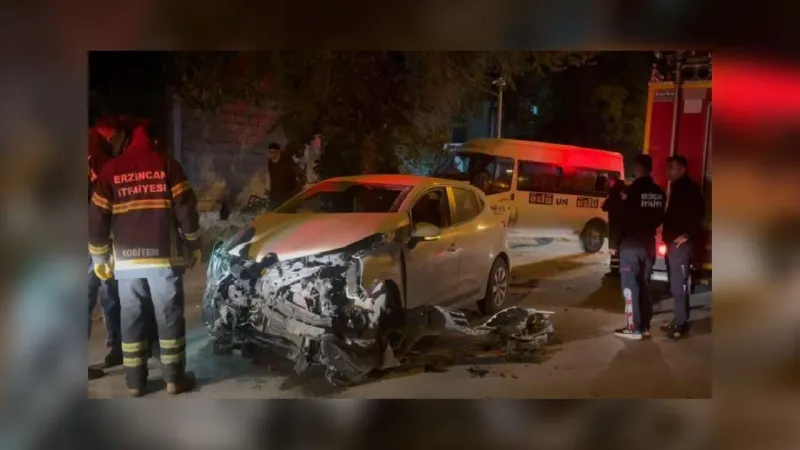 Minibüs ile otomobil çarpıştı: Ağaca çarparak durabildi!