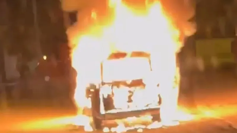 Alev Topuna Döndü! Kırıkkale'de Araç Yangını Faciası