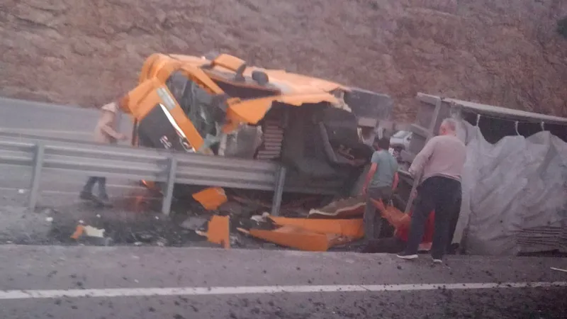 Antalya'da Refüje Devrilen TIR Faciası: 2 Kişi Hayatını Kaybetti