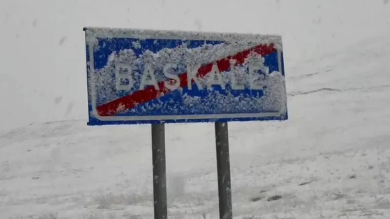 Başkale'de Kar Sürprizi! İşte Beyaza Bürünmüş İlçe