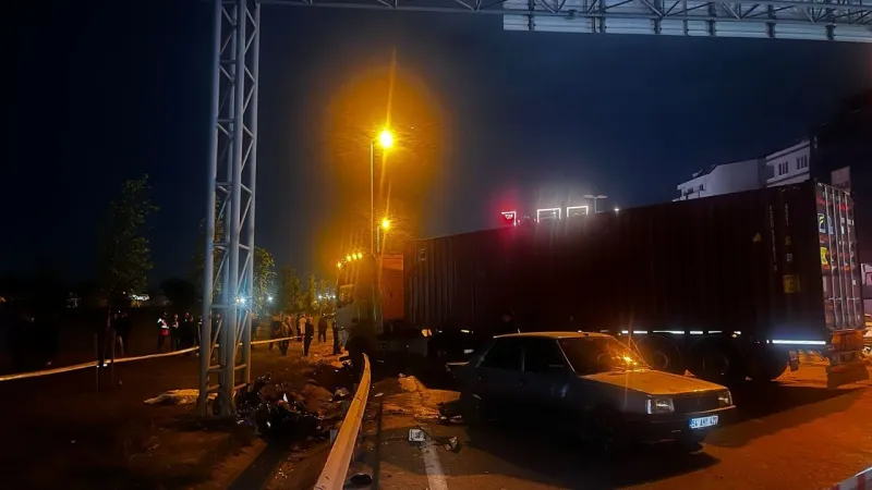Beylikdüzü'nde TIR dehşeti! Motosiklet sürücüsü can verdi!