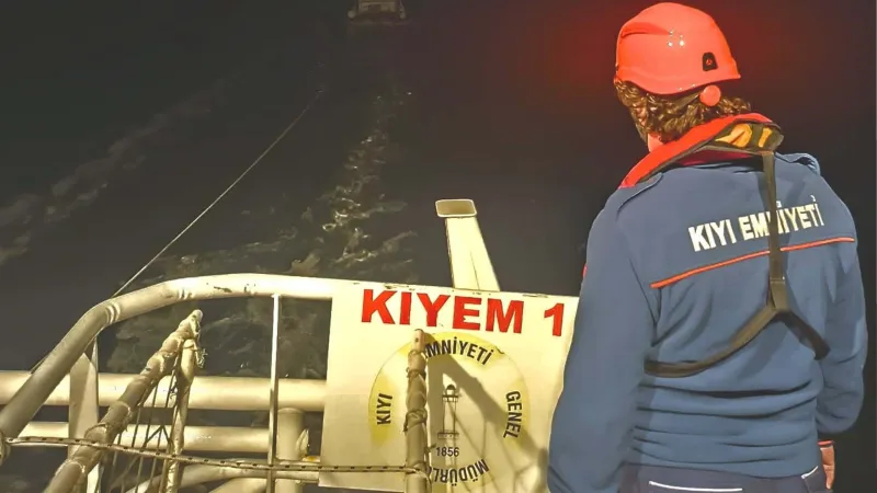 Çanakkale Boğazı'nda Tekne Alarmı! İşte Kurtarma Anları