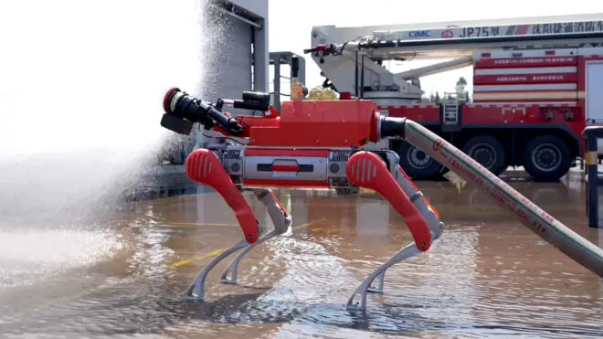 İtfaiyecilerin Yeni Yardımcısı: Çin'den Robot Köpek!
