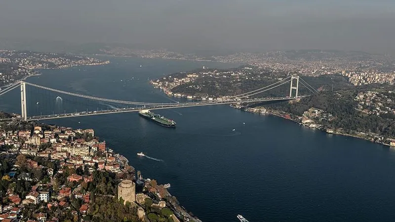 İstanbul Boğazı'nda Gemi Trafiği Makine Arızası Nedeniyle Durduruldu