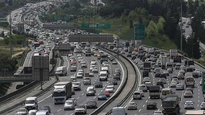 İstanbul'da Deprem Sonrası Trafik Felç! Yollar Neden Kilitlendi?