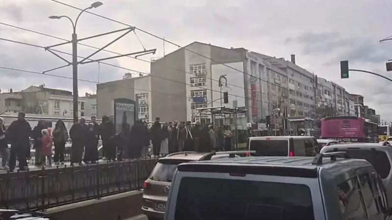 İstanbul'da Toplu Taşıma Çöktü! Metro, Tramvay ve Teleferikte Büyük Arıza!