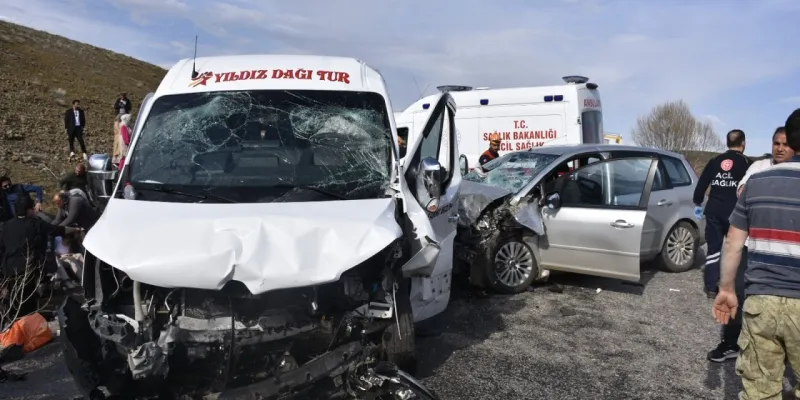 Öğretmen Servisi Faciada! Sivas'ta Kaza: 1 Ölü, 17 Yaralı!