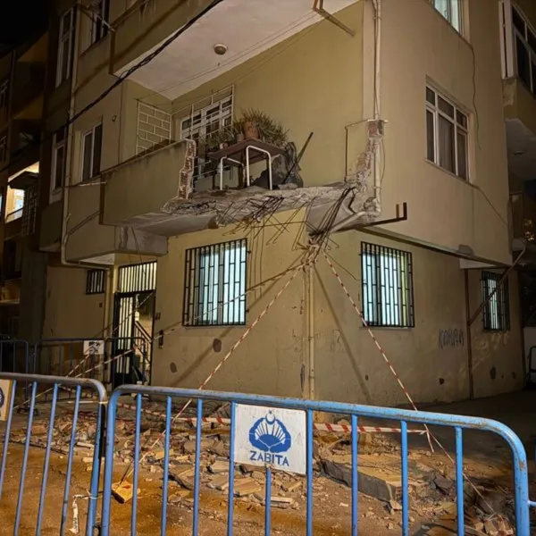 Pendik'te Balkon Faciası! Beton Yığını Sokağa Saçıldı!