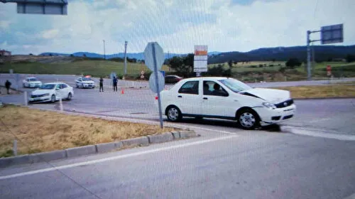 Otomobiller kavşakta çarpıştı: Dört yaralı
