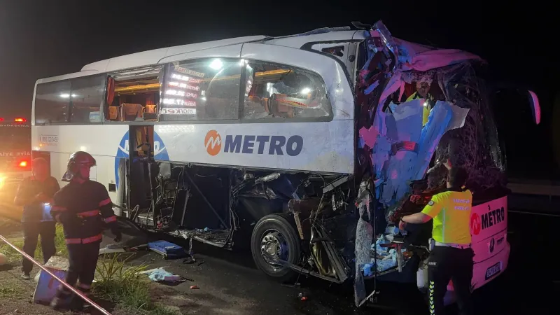 Sakarya'da Otobüs Kazası! TIR'a Çarptı: 13 Yaralı, İşte Son Durum