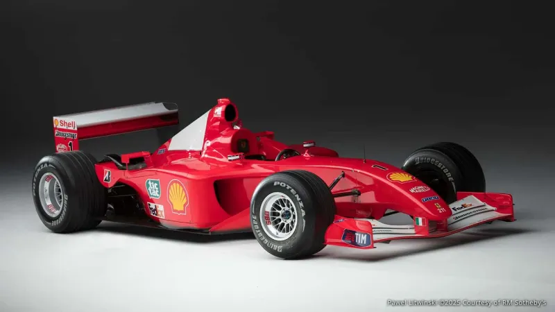 Schumacher'in yarıştığı Ferrari F2001, 16 milyon €'ya satıldı!