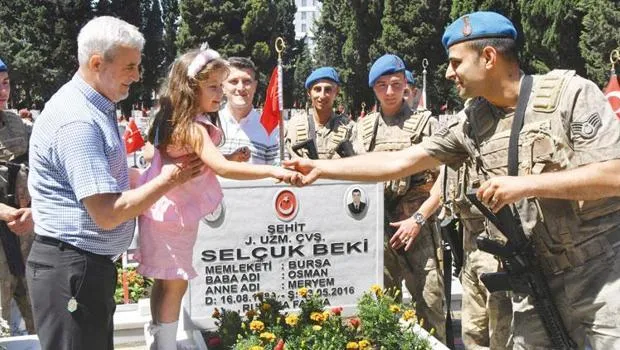 Şehitliklerde hüzün ve gurur vardı