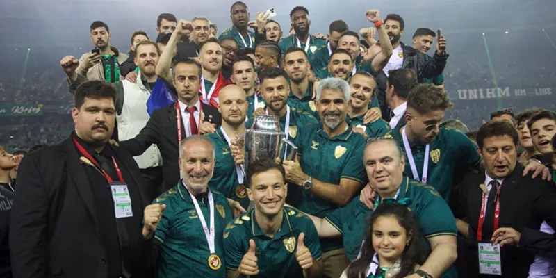 Takımı Süper Lig'e çıkarınca gönderildi: En yakın rakibine imzayı atıyor