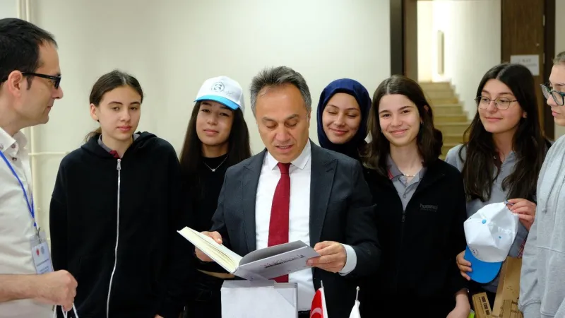 Üniversite Adayları AÜB Tanıtım Fuarında Geleceklerini Şekillendiriyor