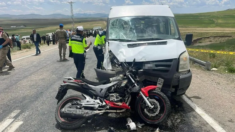 Van'da motosiklet ile minibüs çarpıştı: 2 can kaybı