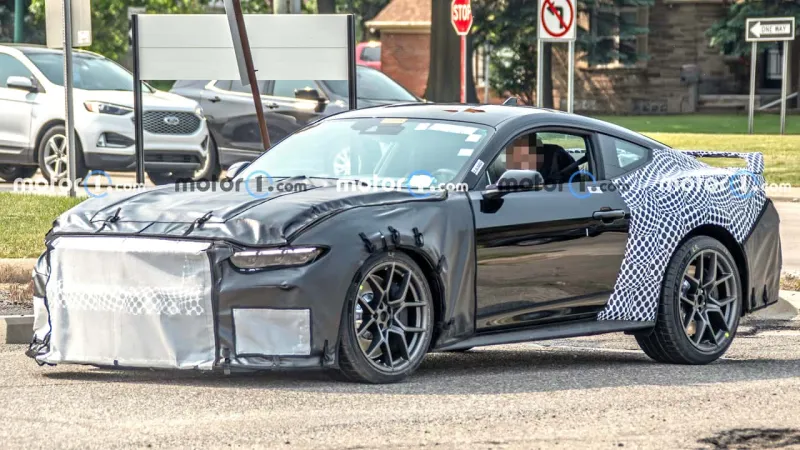 Yeni Shelby GT500, casus kameralara poz verdi