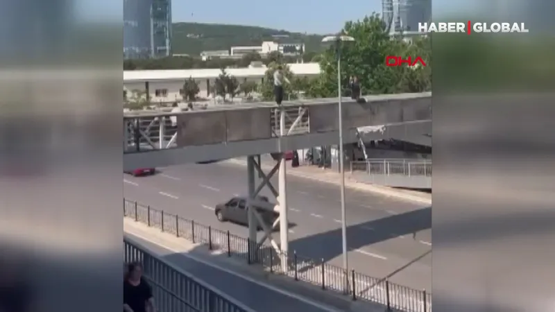 Yürekleri ağza getiren an! Üst geçitten elektrik direğine atladı